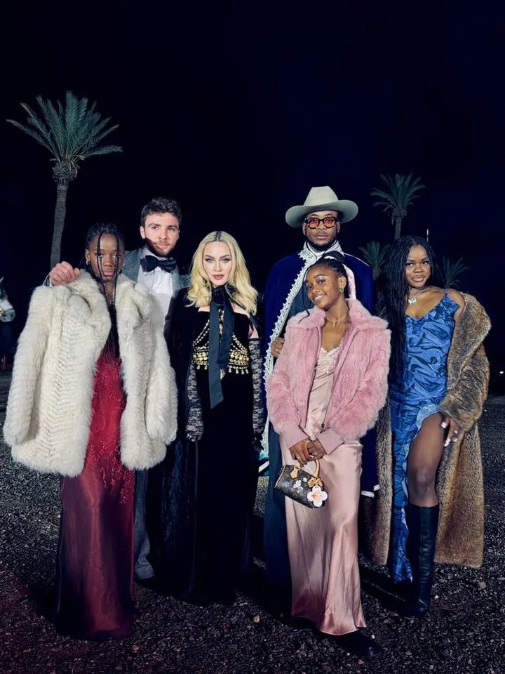 麦当娜/Instagram 麦当娜和她的孩子们在摩洛哥