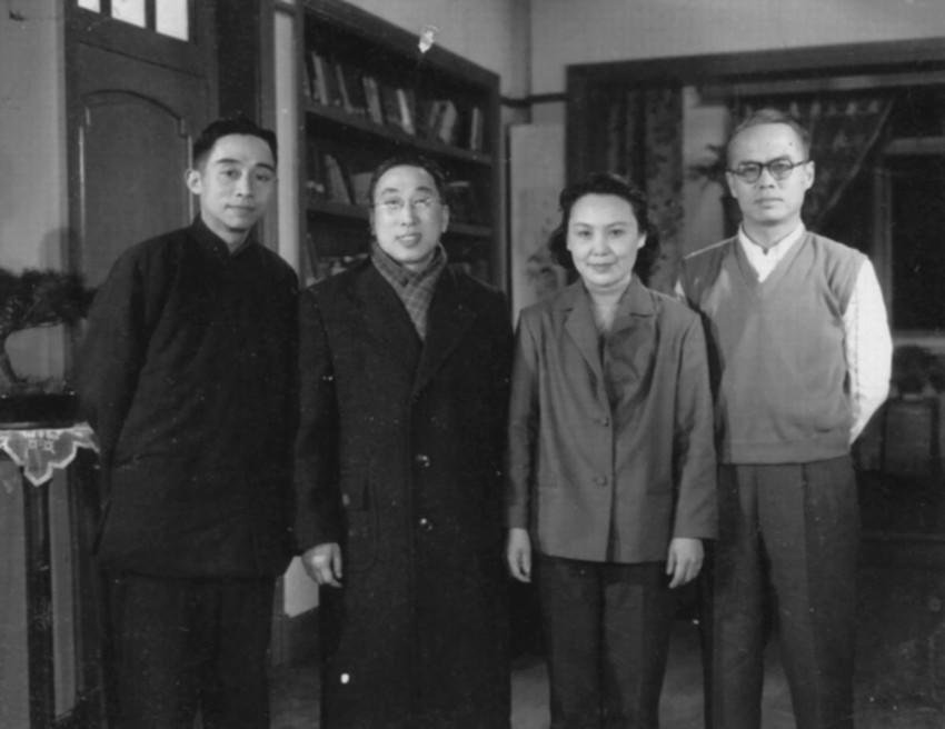 柯灵（左二）与《春满人间》主创合影，右二为电影女主角白杨