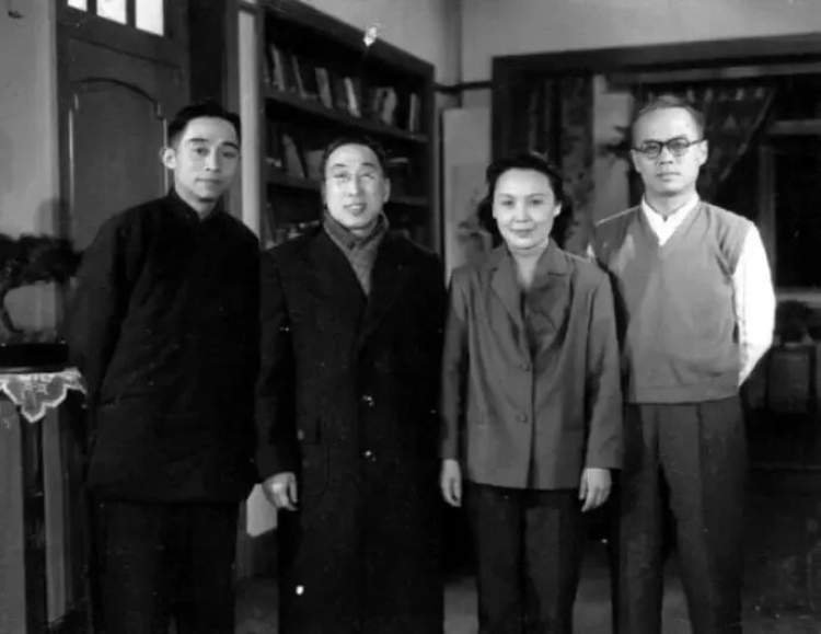 柯灵（左二）与《春满人间》主创合影，右二为电影女主角白杨