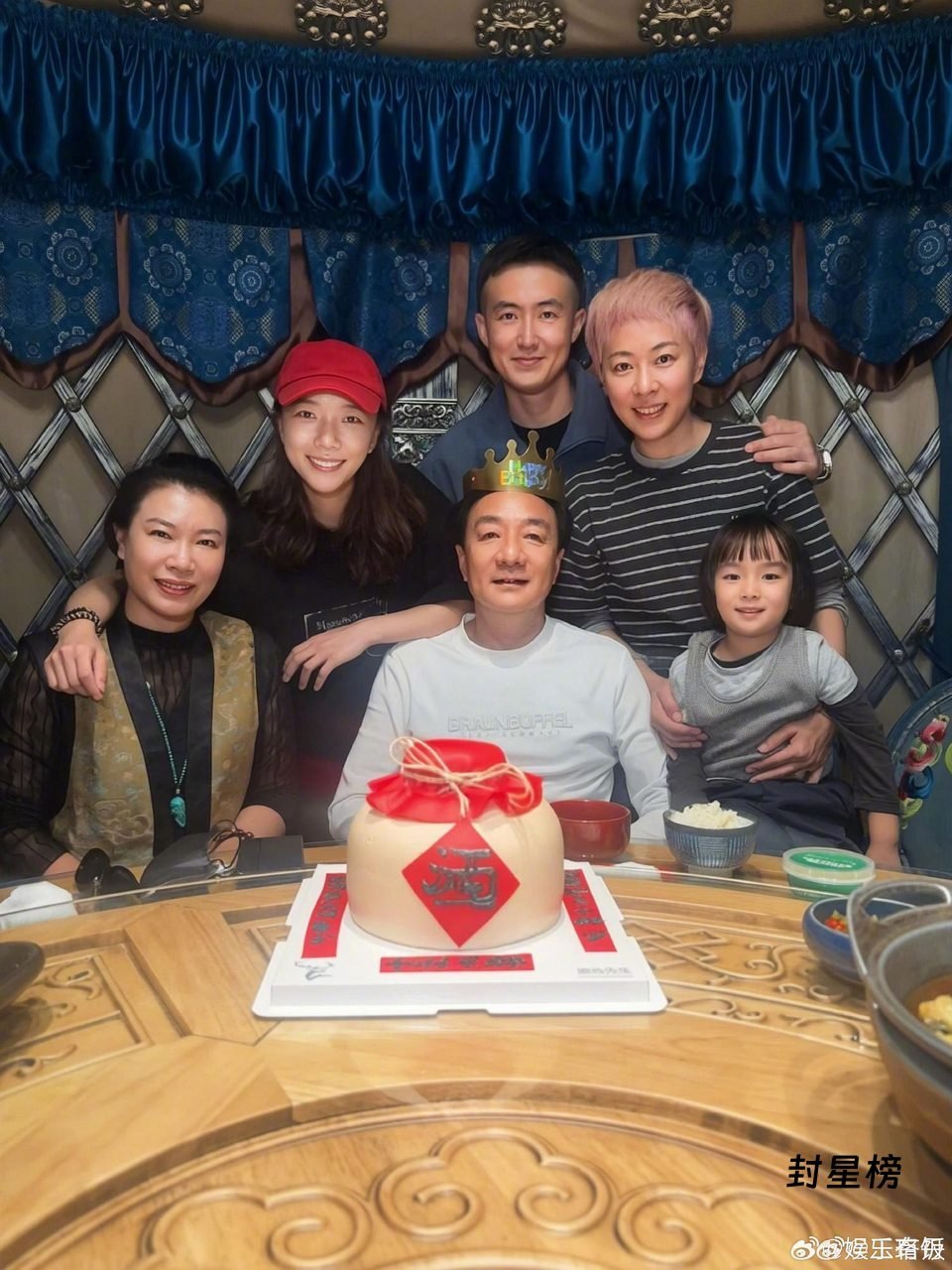 王珞丹回老家为爸爸庆生，妈妈把她25年前的北电出入证贴在了坏插座上 post thumbnail image